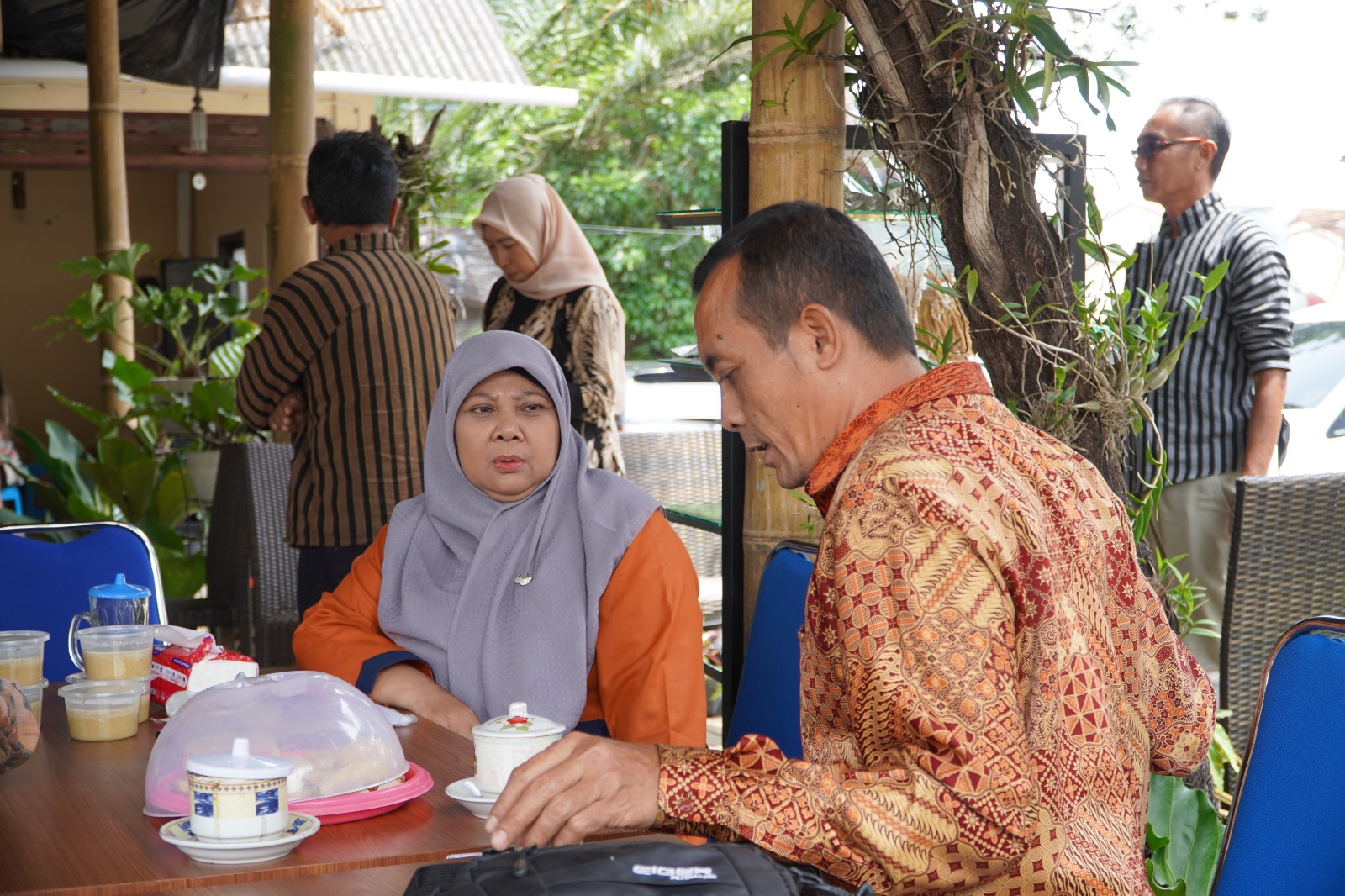 08. Ketua Harian (Budiarta, ST)  bincang santai dengan Wakil Sekretaris 1